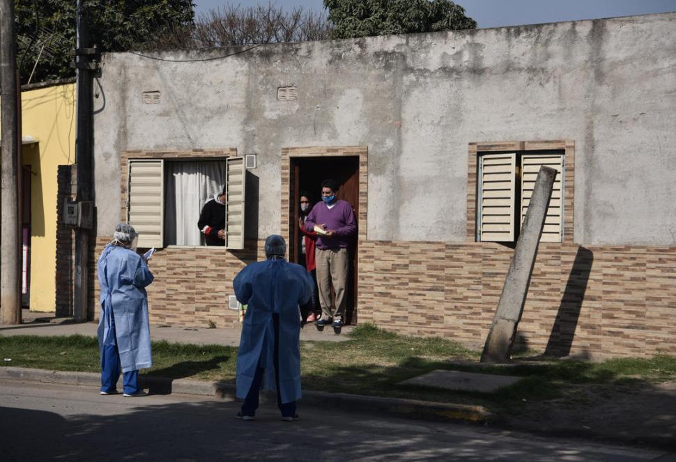 CASA POR CASA. En busca de personas que puedan tener síntomas.