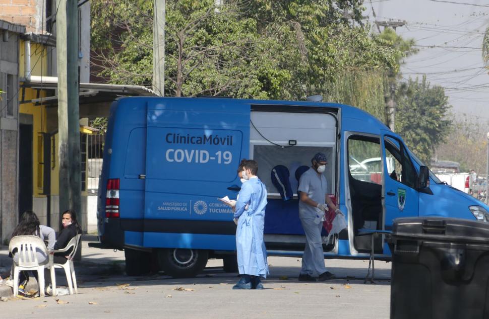 PRESTA. Una ambulancia se instaló en el barrio aislado, donde permanecerá de guardia las 24 horas.