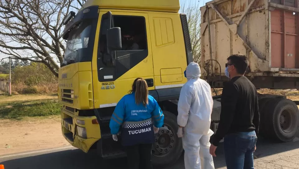 TEMPERATURA. En los controles apostados en los ingresos a la ciudad de Juan Bautista Alberdi se revisa que las personas que entran o salen de la ciudad no tengan fiebre.