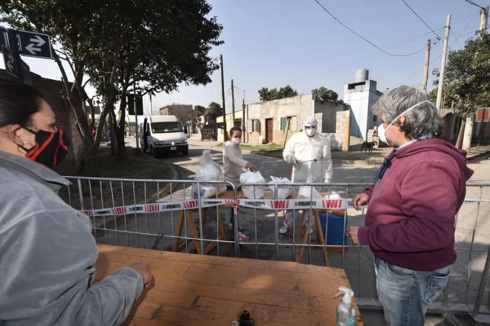 CASA POR CASA. En busca de personas que puedan tener síntomas.