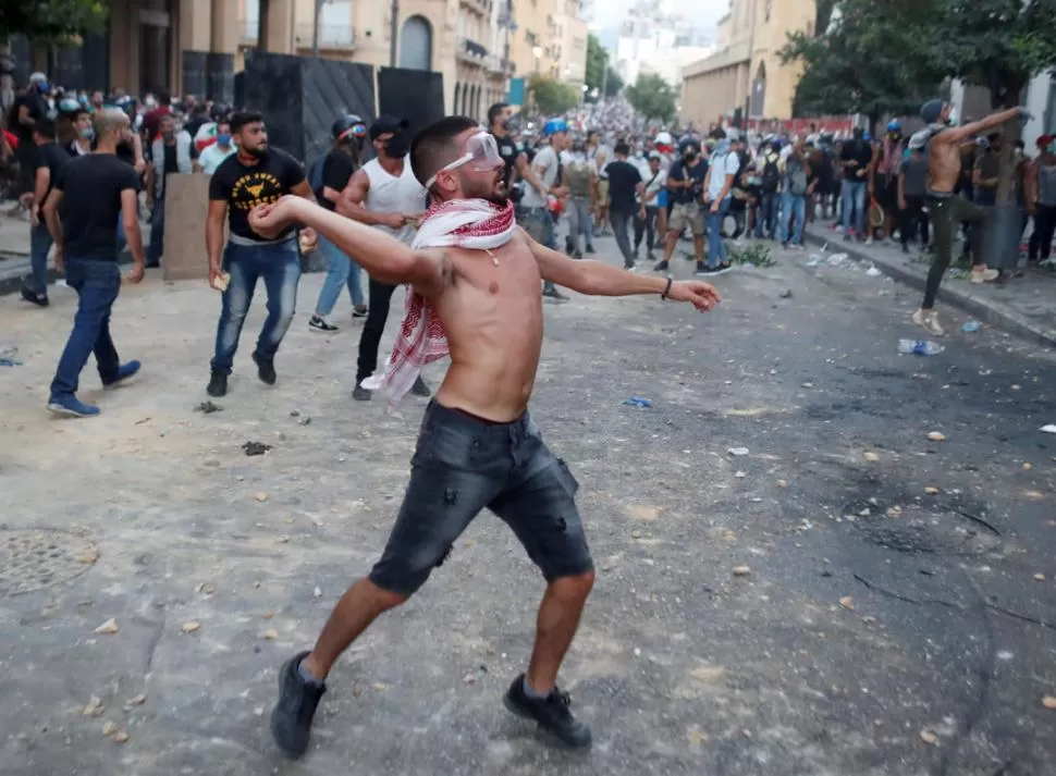 PEDRADAS. La violencia de las manifestaciones va escalando en Beirut.  