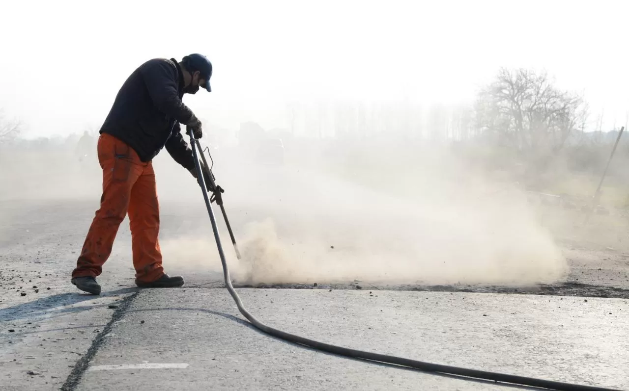 RUTA NACIONAL 157. Un operario de Vialidad efectúa tareas de repavimentación a la altura de Bella Vista. Foto Twitter @JuanManzurOK