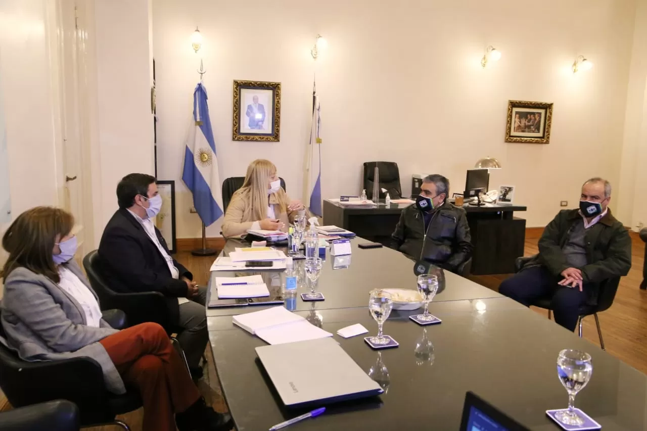 EN REUNIÓN. Chahla y Alfaro, junto a sus equipos, analizaron la situación de la Capital. Foto: Prensa Ministerio de Salud Pública