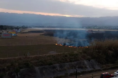 Quema de pastizales a la vera de la avenida Perón, a poco de cruzar el Camino del Perú