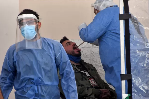 Se aceleran los casos de coronavirus en la capital y analizan un cierre más estricto