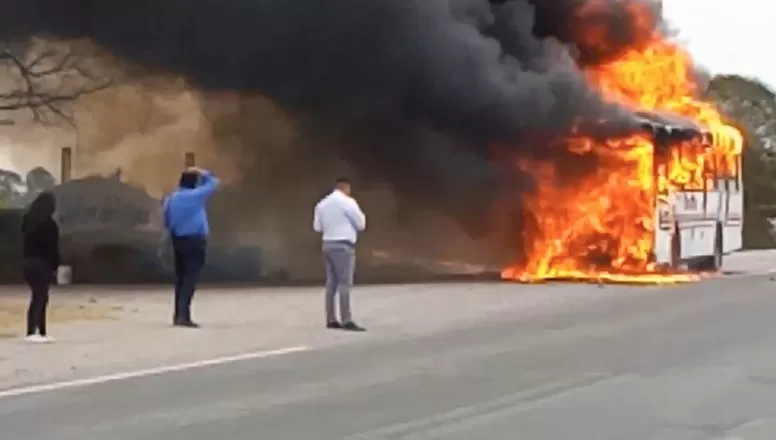 EN LLAMAS. El fuego consumía la totalidad de la unidad de la empresa El Tandilense, ante la mirada de testigos.