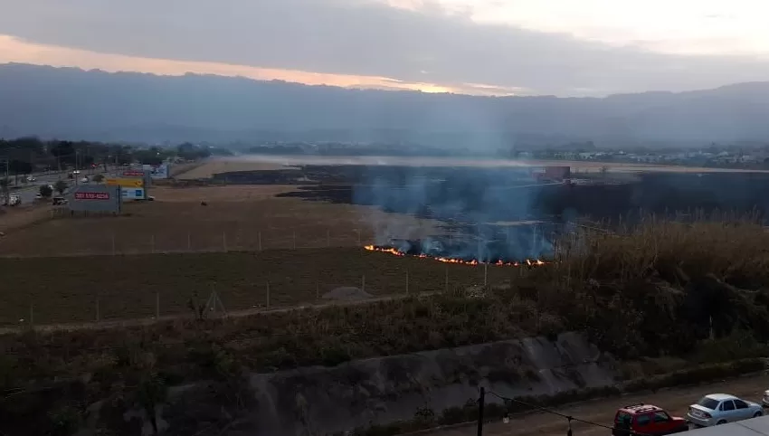 ZONA URBANA. La imagen es elocuente: la quema se produce en una zona poblada de la avenida Perón, a poco de haber cruzado el canal, en dirección hacia el cerro.