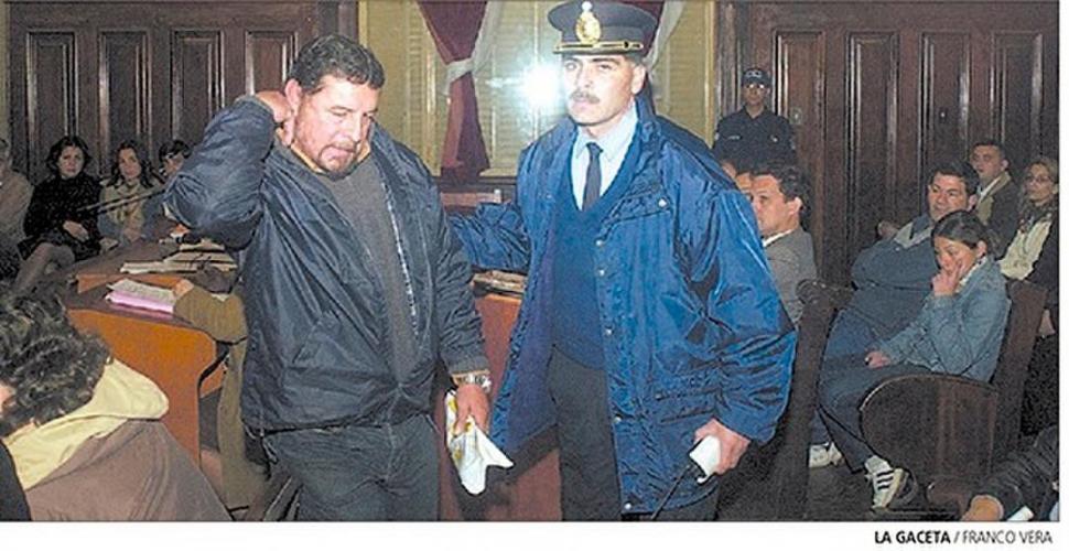 AL CALABOZO. Armando Ponce, uno de los policías cuestionados por no haber auxiliado a Caro cuando estaba herido.