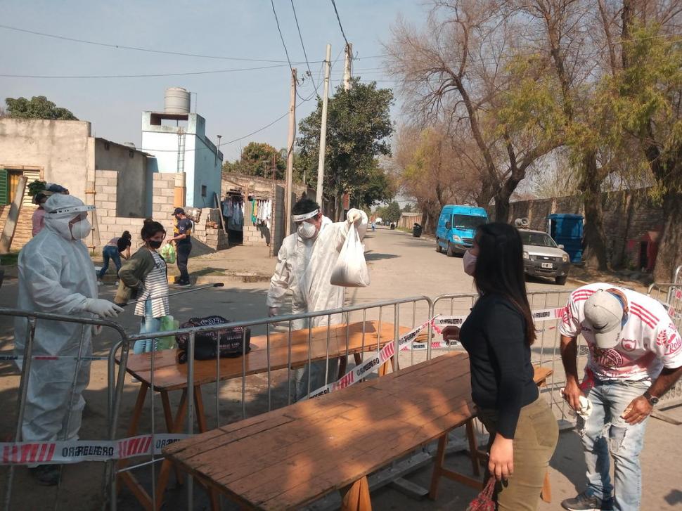 NADIE SALE, NADIE ENTRA. La mercadería se entrega valla de por medio