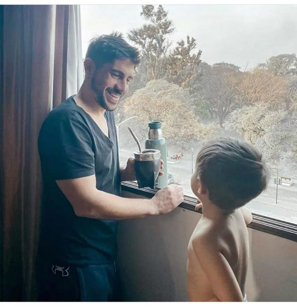 UNA VIEJA COSTUMBRE. Cristian Erbes junto con el termo y el mate, mientras su hijo observa. El volante está con su familia. instagram 