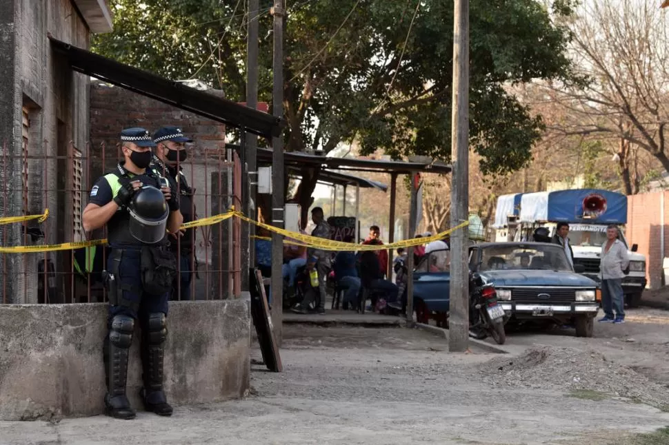 PREVENCIÓN. La Policía custodió el domicilio del acusado para evitar disturbios; al lado velaban a la víctima. la gaceta / foto de  inés Quinteros Orio