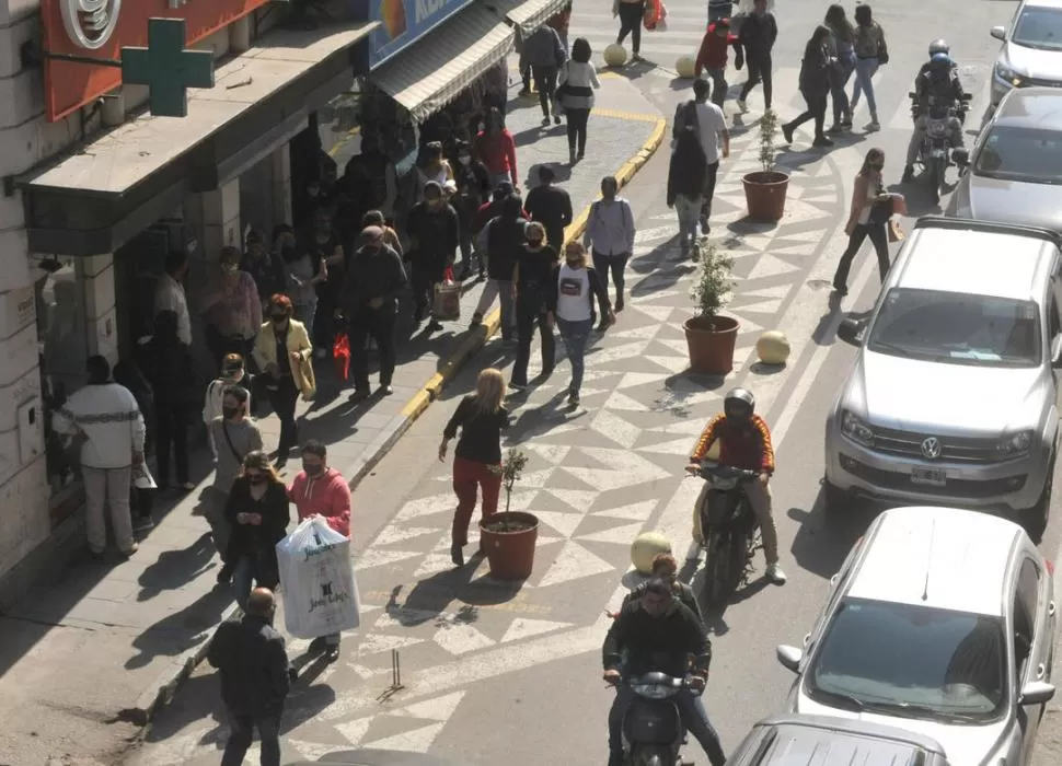 RESPONSABILIDAD SOCIAL. Aquel que incumple los cuidados puede enfermar a familiares, amigos y vecinos. la gaceta / foto de antonio ferroni