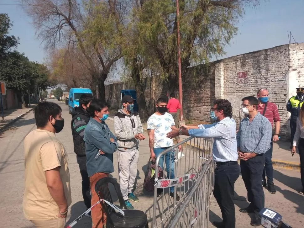 PROVISIONES. Un agente sanitario entrega suministros a una joven. 