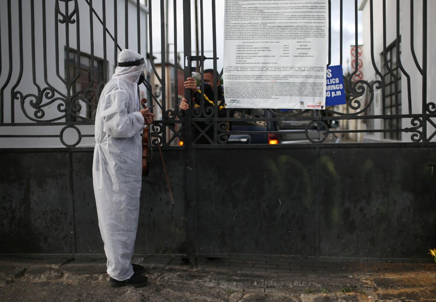 EN LA PUERTA DEL CEMENTERIO. El cura encabeza ceremonias breves.