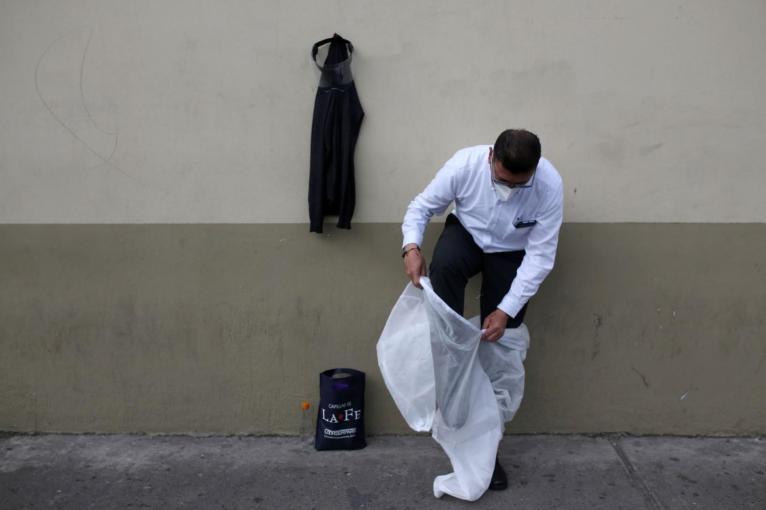 LA TRANSFORMACIÓN. Mauricio Castiblanco se pone un overol desechable, guantes de látex y se ajusta su máscara bajo un protector facial. 