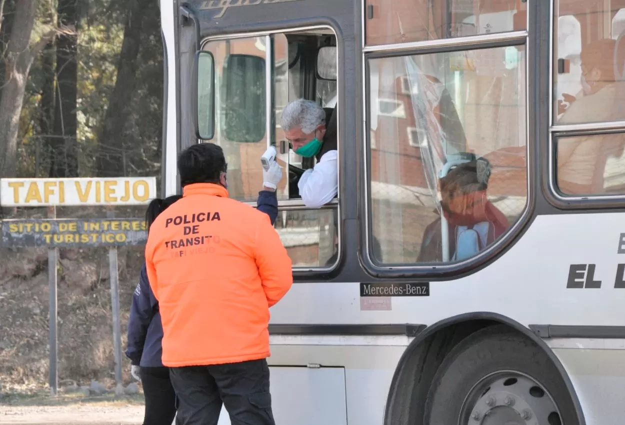 CONTROLES. Tafí Viejo toma la temperatura en sus accesos, ante el avance del coronavirus.