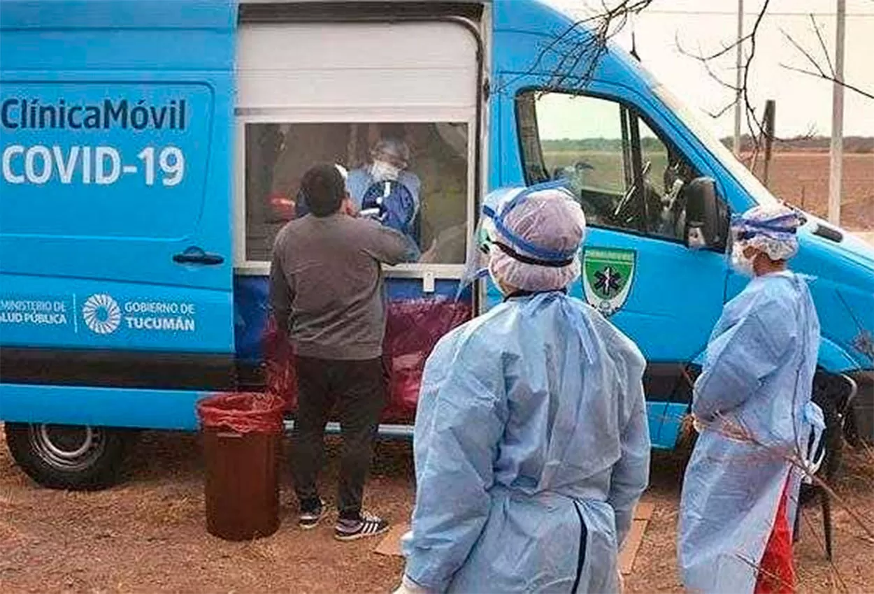 TESTEOS. El Siprosa realiza tests rápidos a los camioneros en la frontera.