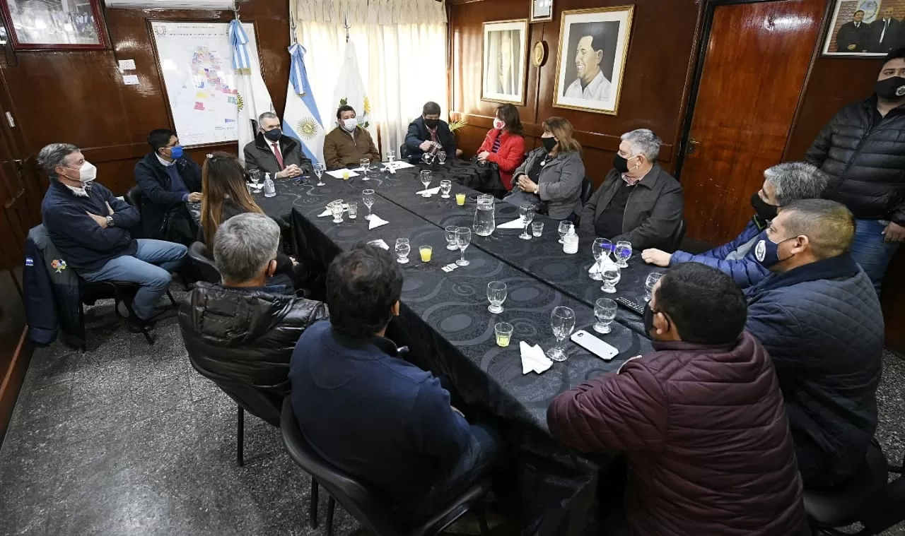 EN REUNIÓN. Jaldo, junto a intendentes y comisionados rurales de Cruz Alta. Foto: Prensa HLT