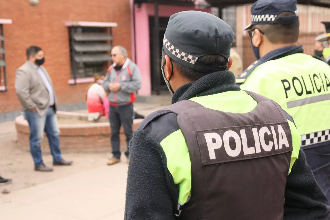 CONTRA LA INSEGURIDAD. Funcionarios y policías visitaron hoy una escuela de la capital.