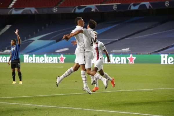 Con el tucumano Palomino, Atalanta cayó sobre la hora ante el PSG