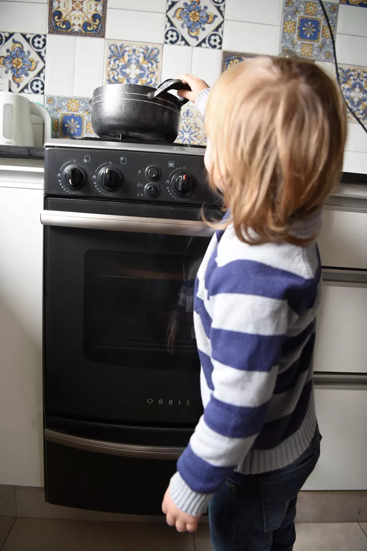 Chicos encerrados en casa: aumentan los riesgos y los accidentes domésticos