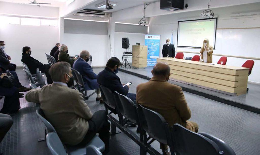 EN REUNIÓN. La ministra Chahla encabeza el encuentro con autoridades universitarias. Foto: Ministerio de Salud Pública