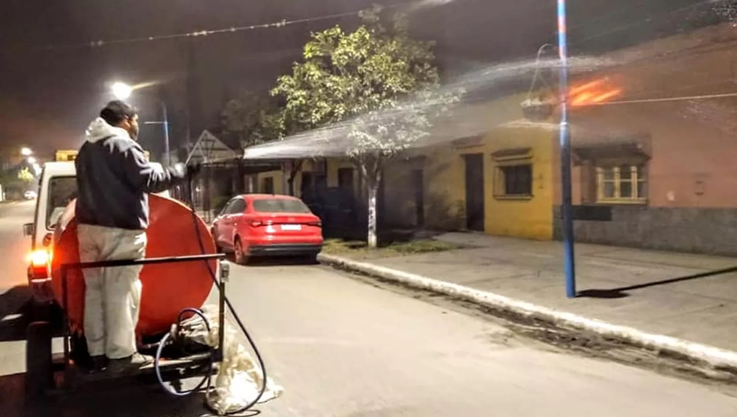 DESINFECCIÓN. Personal de la comuna recorre las calles de la localidad de Río Seco.