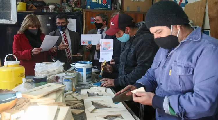 Trabajadores del Teatro San Martín fabrican juguetes para niños de hogares estatales