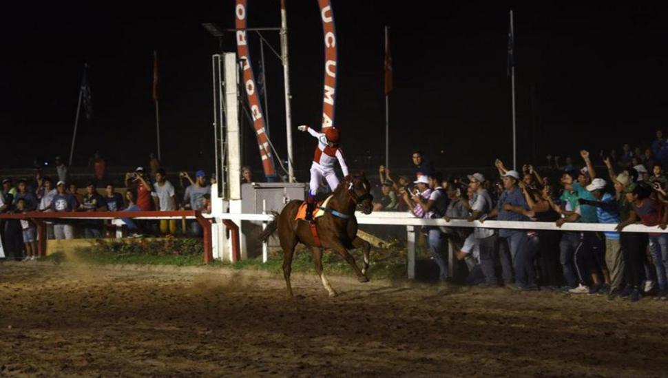 LO FESTEJÓ CON TODO. El jinete Osvaldo Adrián Alderete le brindó una excelente conducción al alazán Teenek, ganador del año pasado del tradicional Gran Premio. la gaceta / foto de DIEGO ARAOZ 