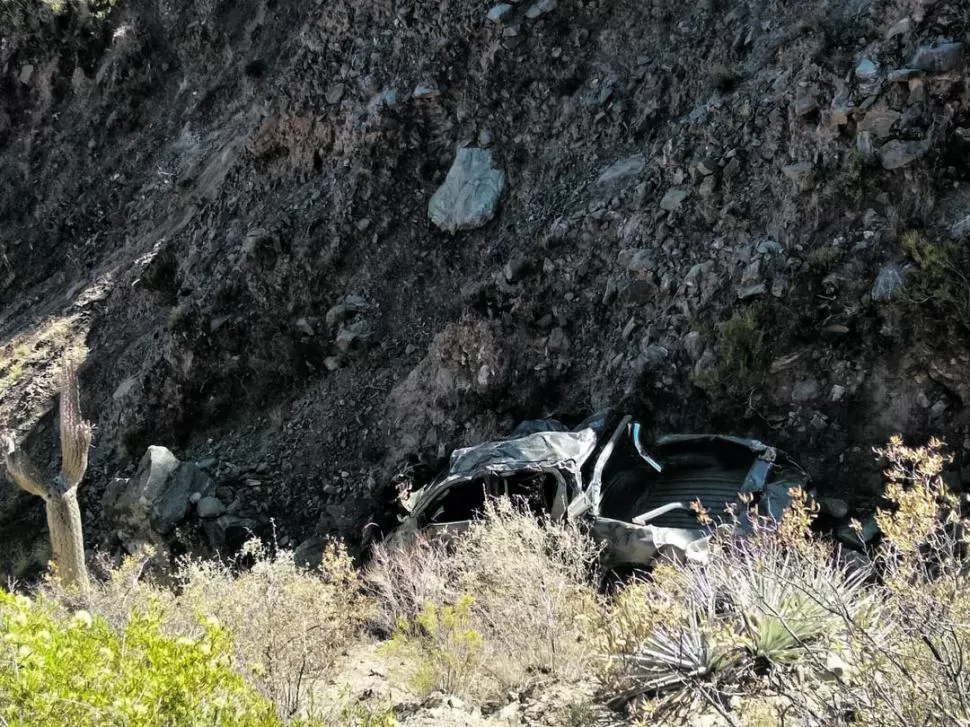 HALLAZGO. Los buscadores encontraron la camioneta y el cuerpo del empresario en el fondo de un precipicio.  