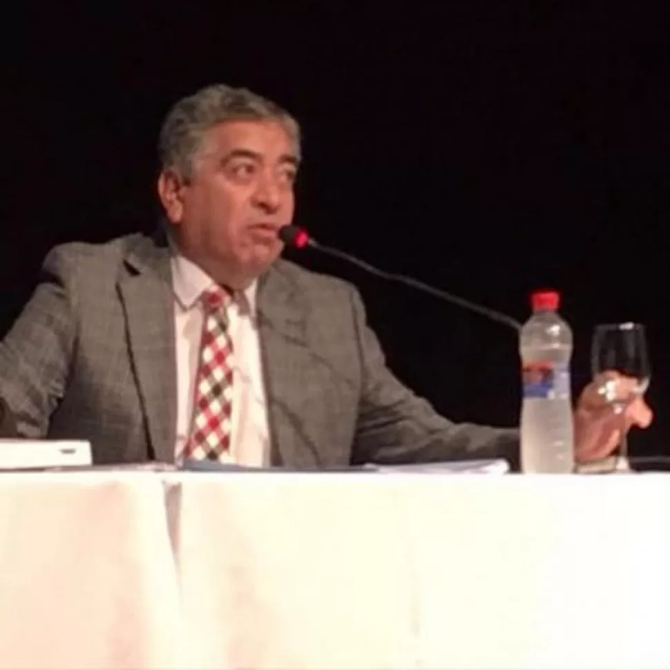 EL DEFENSOR OFICIAL. Silvio Maza Villalba expone en una mesa panel.  