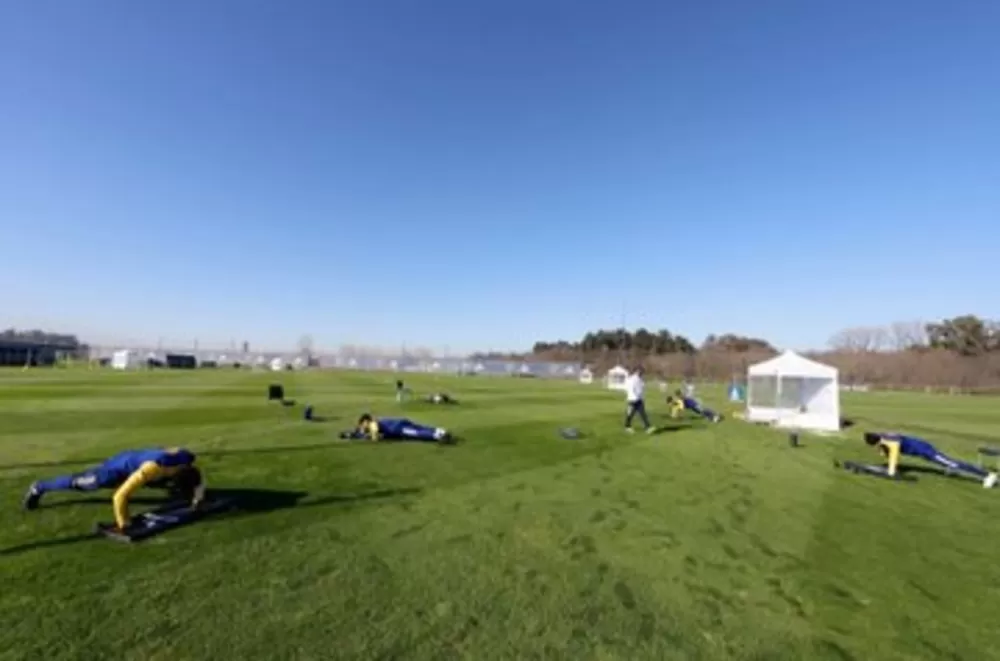 CON DISTANCIAS SOCIAL. Así entrenó hoy el plantel de Boca Juniors.