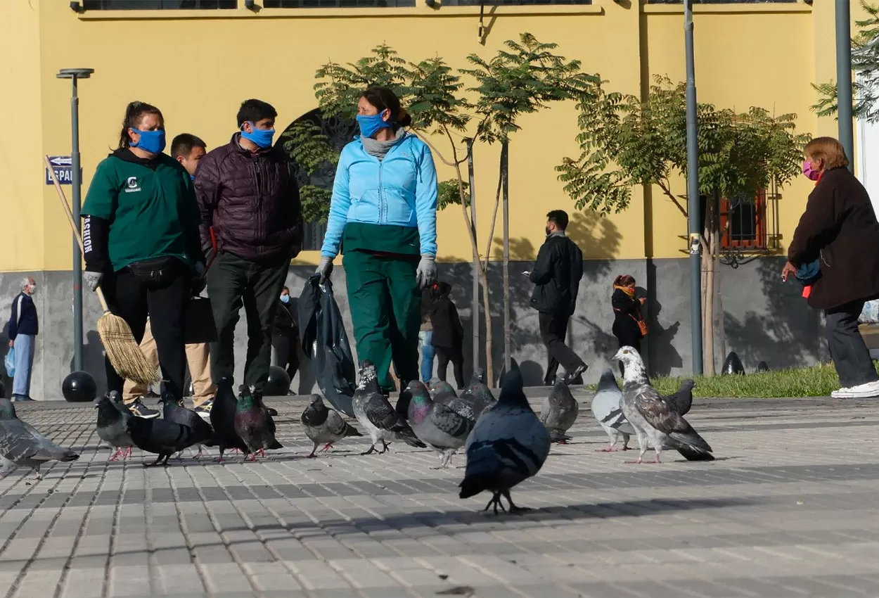 AVANCE. En Concepción, la gente usa barbijos en las calles por el brote de coronavirus.