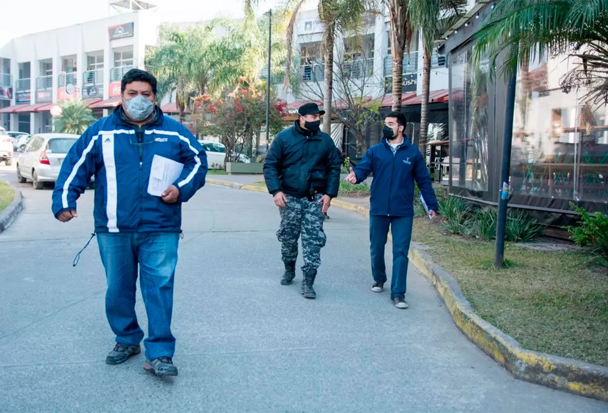 CONTROLES. Inspectores municipales supervisan el cumplimiento de las normas sanitarias.