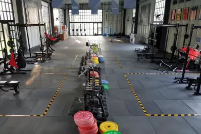 Pumas con barbijo y distancia social