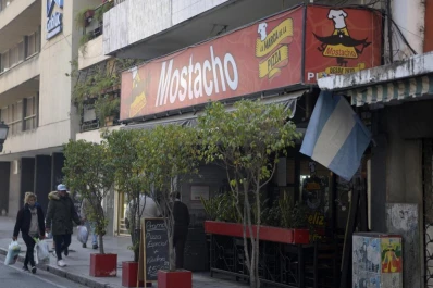 Cumple hoy 50 años la emblemática pizzería Mostacho