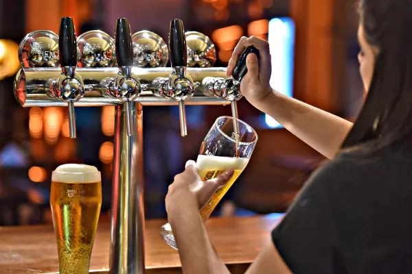 En Yerba Buena, bares y restaurantes sumarán una hora y podrán abrir hasta las 23