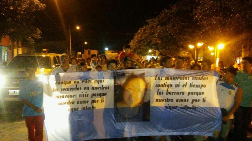 BRONCA Y FRUSTRACIÓN. Los familiares y vecinos de la joven Gallo realizaron varias marchas en Villa Mariano Moreno. 