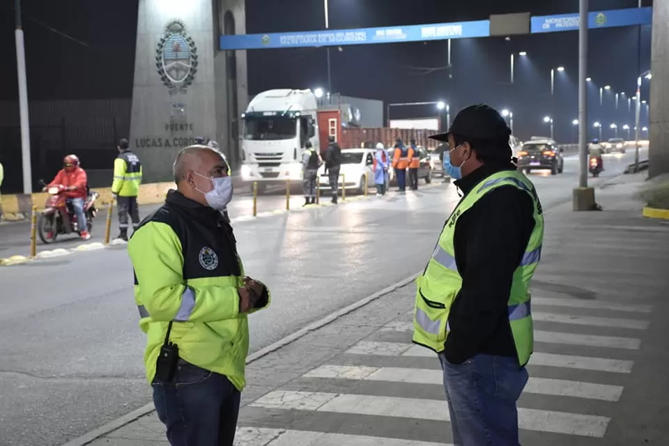 CONTROLES. Dos agentes municipales, en el acceso a Banda del Río Salí. Foto: Prensa Municipalidad BRS