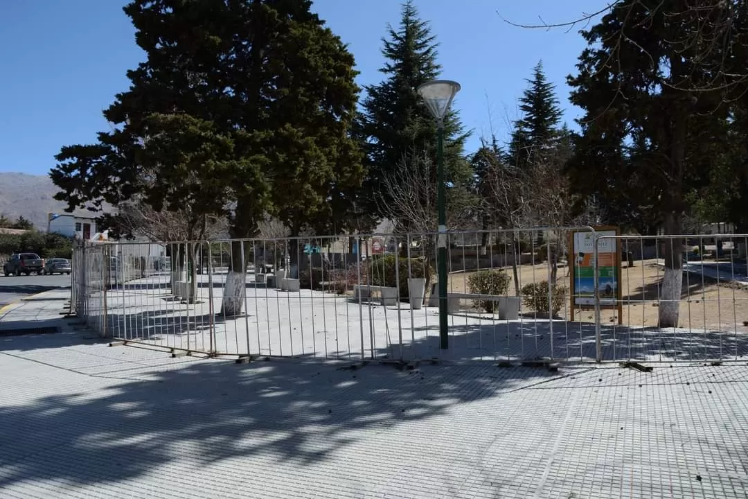 La plaza está cerrada para evitar aglomeraciones.