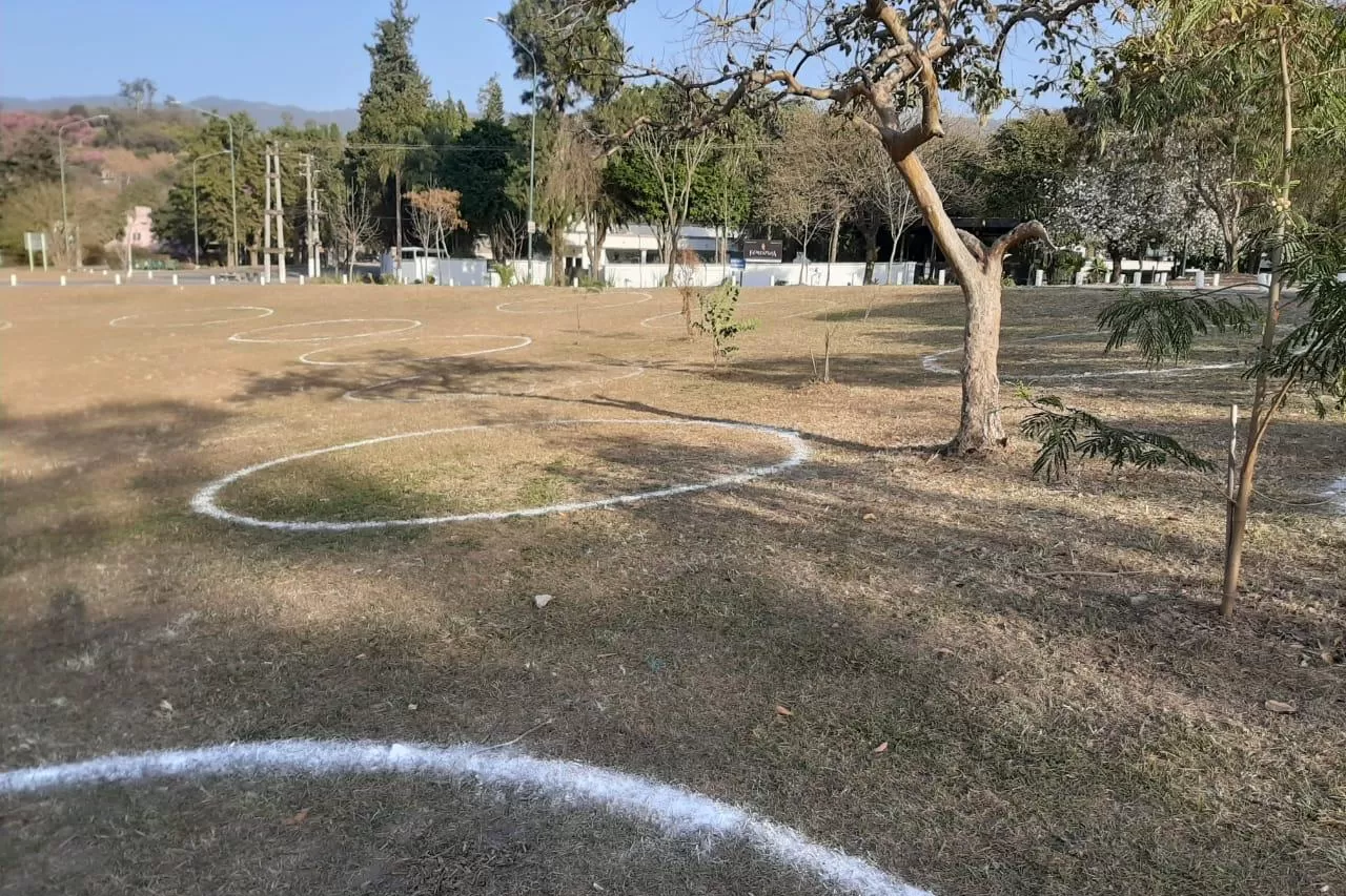 Burbujas para separar a la gente en Yerba Buena.