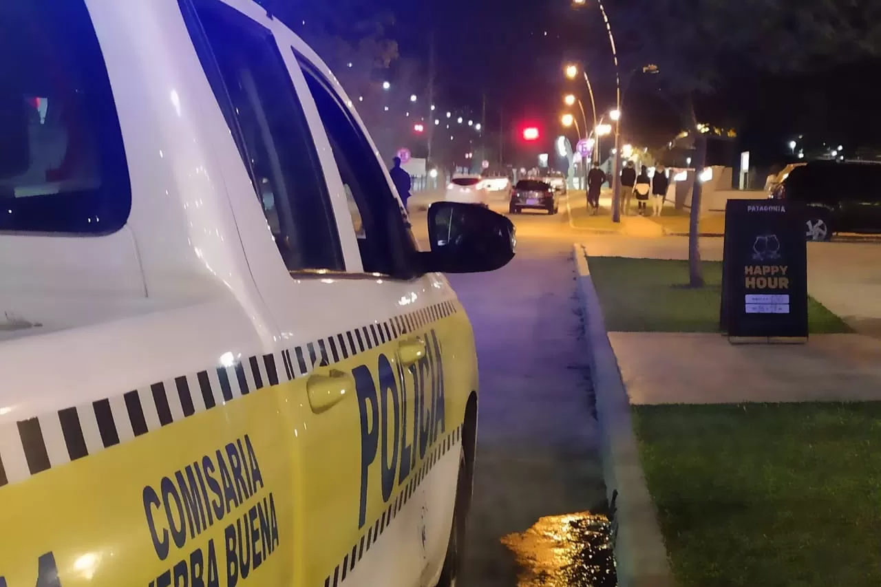 YERBA BUENA. La Policía recorre los bares de esa ciudad para que cierren a horario. 