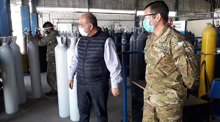 SUPERVISÓ EL ENVÍO. Manzur estuvo en la planta de la empresa Cascia, que aporta el oxígeno.