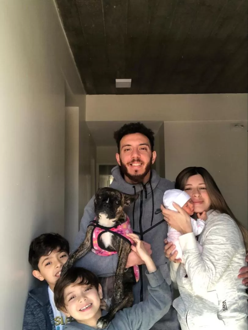 EN CASA. Mosca, su esposa, sus tres hijos y su perra posan para la foto. Pese al difícil momento, ellos ponen buena cara. Gentileza Claudio Mosca