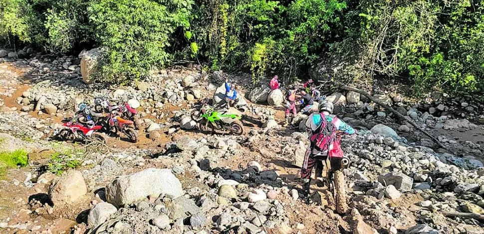 EN LA MIRA. Las salidas con amigos para practicar enduro sin respetar normativas generaron una atención especial de parte de las autoridades sanitarias de la provincia. 