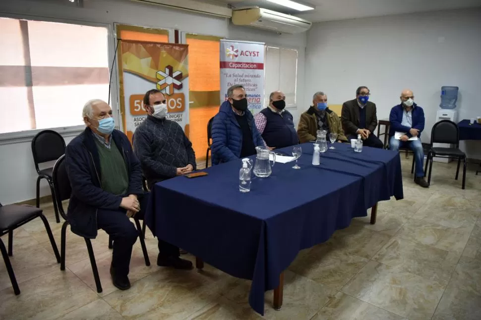 INTEGRANTES. Directivos de la Asociación de Clínicas y Sanatorios, durante una conferencia de prensa. (ARCHIVO)