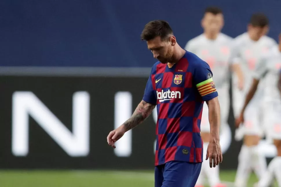 ABATIDO. Messi, tras la derrota frente al Bayern. Archivo