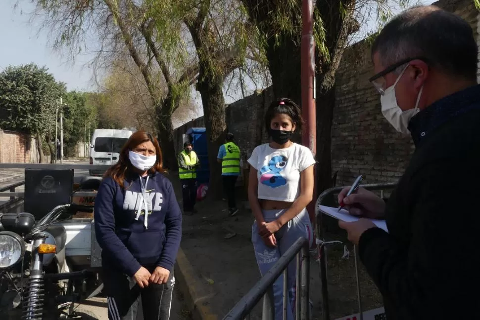 EN CAMPAÑA. Las vecinas colectan juguetes para regalar mañana. la gaceta / foto de Osvaldo Ripoll