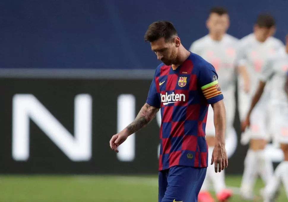 ABATIDO. Messi, tras la eliminación en la Champions. REUTERS