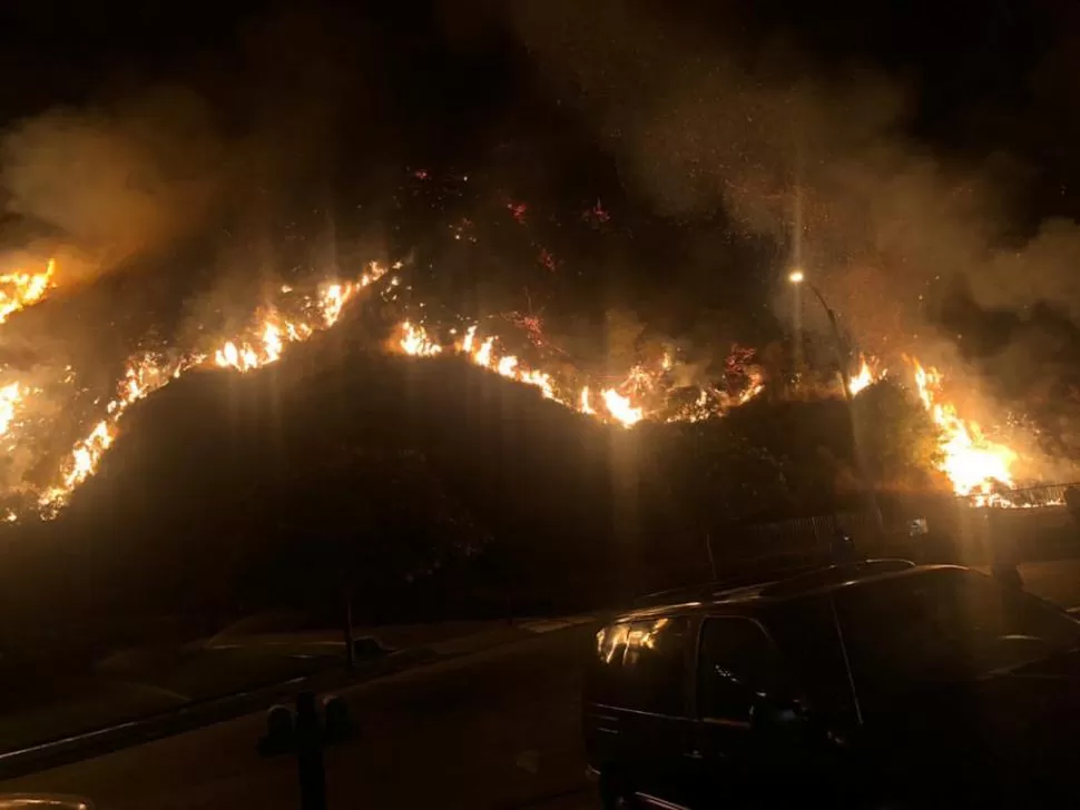 INFIERNO. En Azusa, California, el fuego avanza casi sin contención.  Reuters